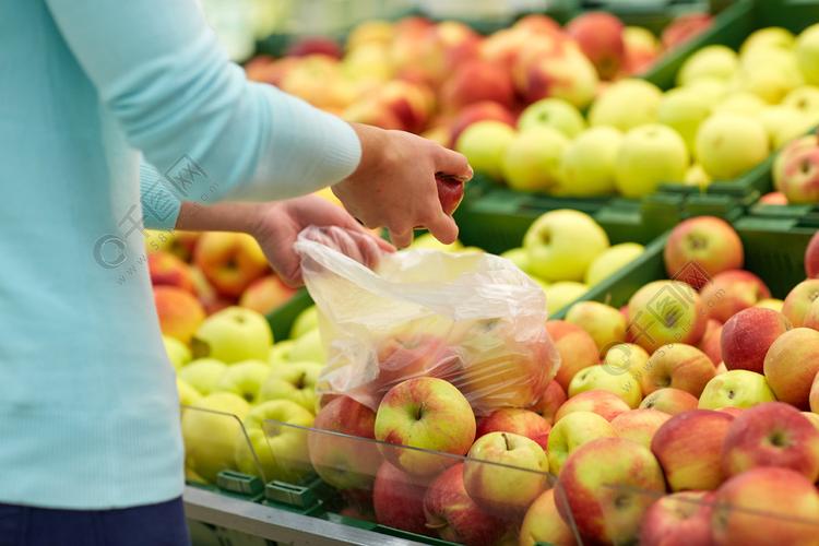 销售,购物,食品,消费主义和人们观念-袋在杂货店买苹果的女人